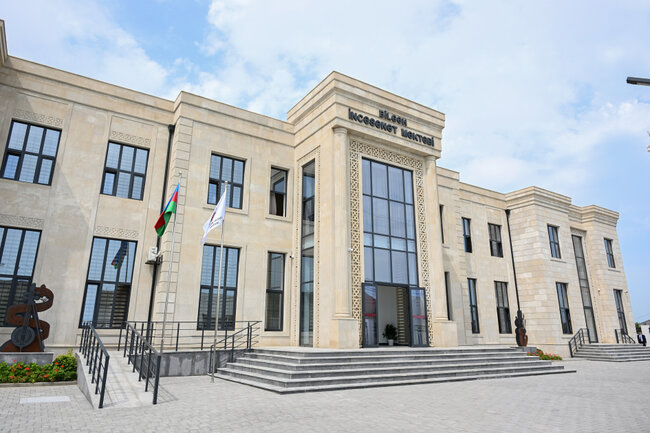Mehriban Əliyeva qızları ilə açılışda - Fotolar - Yenilənib