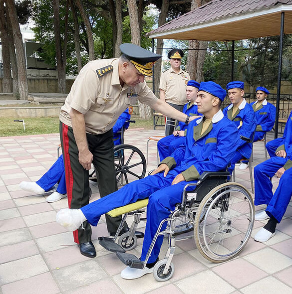 Müdafiə naziri hərbi hospitalda müalicə alan yaralılarla görüşdü - FOTO
