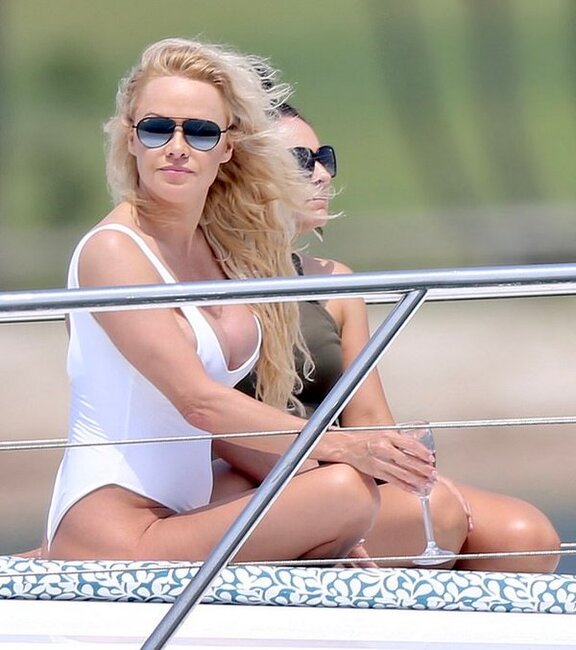 52 yaşlı Pamela Anderson reklam çəkilişində SİNƏSİNİ AÇDI - FOTO/VİDEO