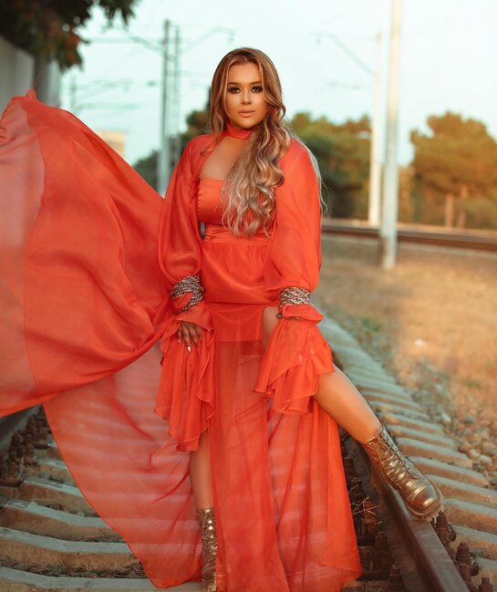 Xatirə 6 aya hazırladığı mahnını relslər üzərində oxudu - FOTO-VİDEO