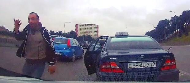 Bakı-Sumqayıt yolunda insident: taksi sürücüsü təhqirə keçdi - VİDEO