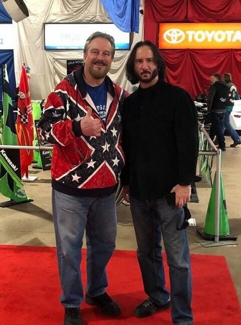 "Kianu Rivz"lə şəkil çəkdirdi - "TOPA TUTDULAR" - FOTO