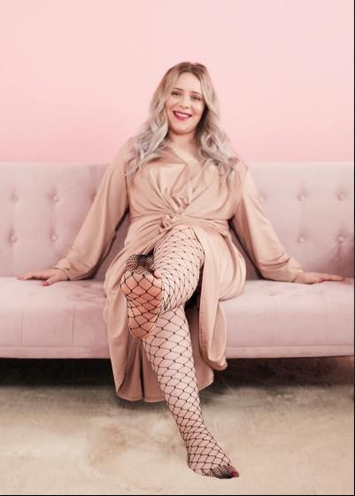 Ayaqlarının şəklini sataraq, həftəyə 1800 MANAT QAZANIR - FOTOLAR