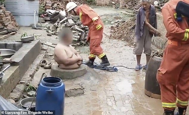 Quyuya düşən kök adam İLİŞİB QALDI - VİDEO