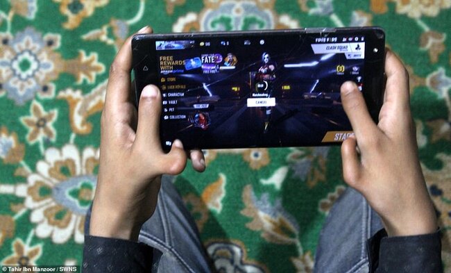 Bu oğlanın hər əlində 6 barmaq var - Bunun sayəsində o.... - FOTO-VİDEO