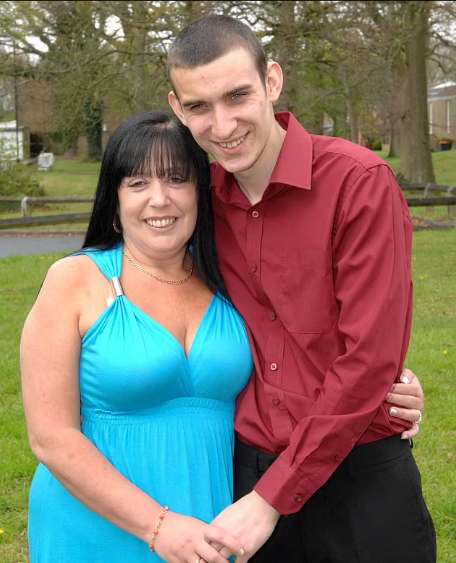 45 yaşlı qadın oğlunun 16 yaşlı sinif yoldaşına aşiq olub ərə getdi - 15 il birlikdədirlər - FOTO