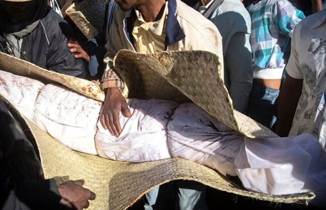 Dünyanın ƏN QORXUNC ənənəsi - Ölüləri qəbirdən çıxarıb rəqs edirlər - FOTO