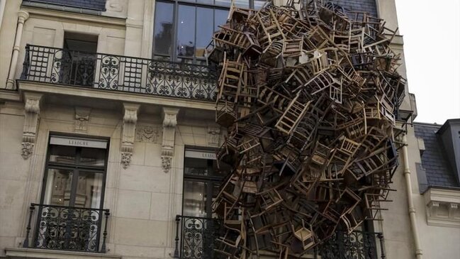 Görənləri heyran edən sərgi! Binadan asılan stullar... - FOTOLAR