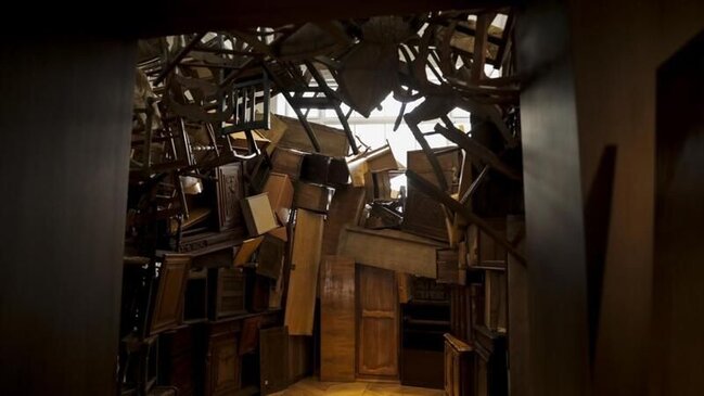 Görənləri heyran edən sərgi! Binadan asılan stullar... - FOTOLAR