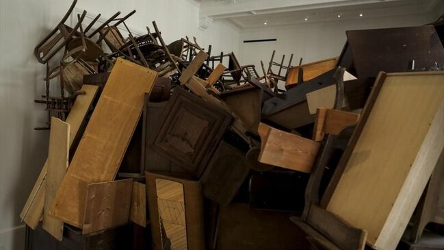 Görənləri heyran edən sərgi! Binadan asılan stullar... - FOTOLAR