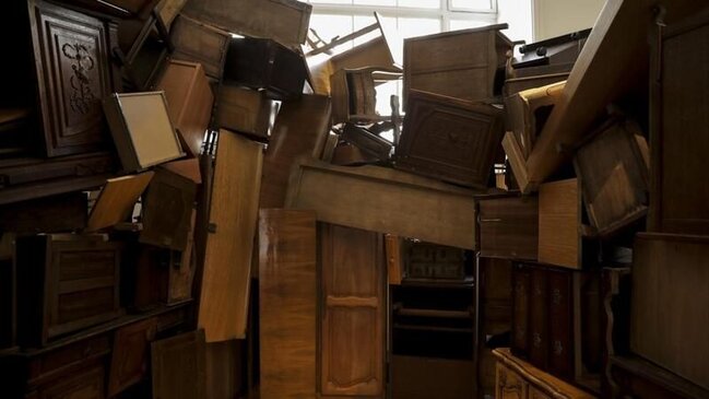 Görənləri heyran edən sərgi! Binadan asılan stullar... - FOTOLAR