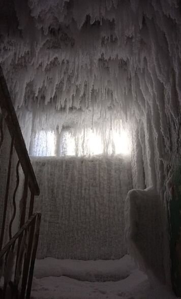 Yaşayış binasının girişi buzlu mağaraya çevrildi - FOTO