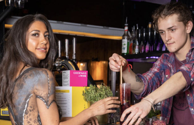 Qadın əyninə paltar ÇƏKİB lüt GƏZDİ - FOTO