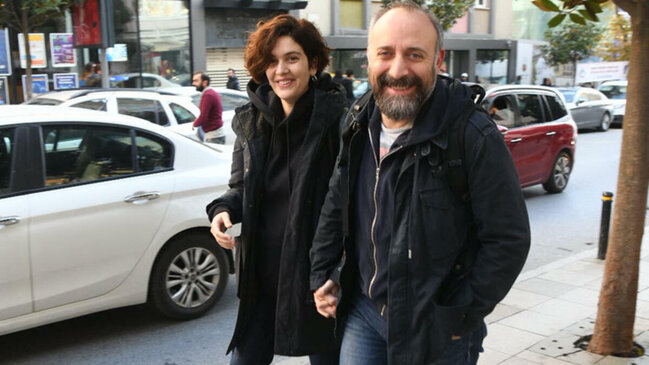 Məşhur cütlük xəstəxanadan çıxarkən görüntüləndi
