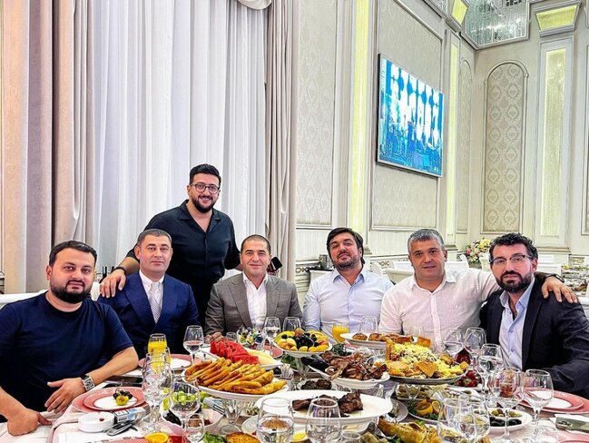 Abbas Bağırov oğullarına kiçik toy edir - FOTO