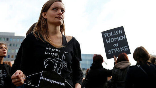 Bu ölkədə aborta qadağaya görə etirazlar başladı - FOTO/VİDEO