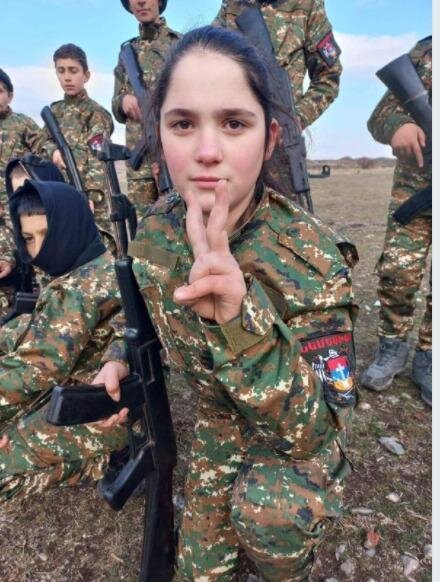 Ermənistan militarizmi canlandırmaq üçün uşaqlardan istifadə edir - FOTO