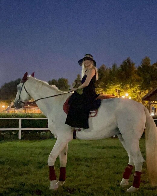 Ağ atlı Məleykə...