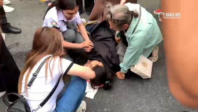 Bakıda ağır qəza - Avtomobil şagirdi məktəbin önündə vurdu - VİDEO - YENİLƏNİB