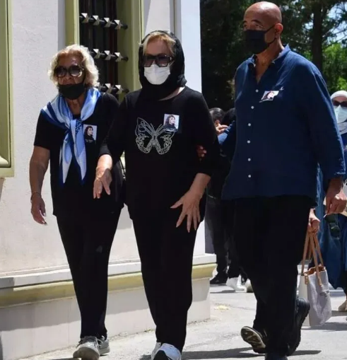 Emel Sayın göz yaşlarına boğuldu - FOTO