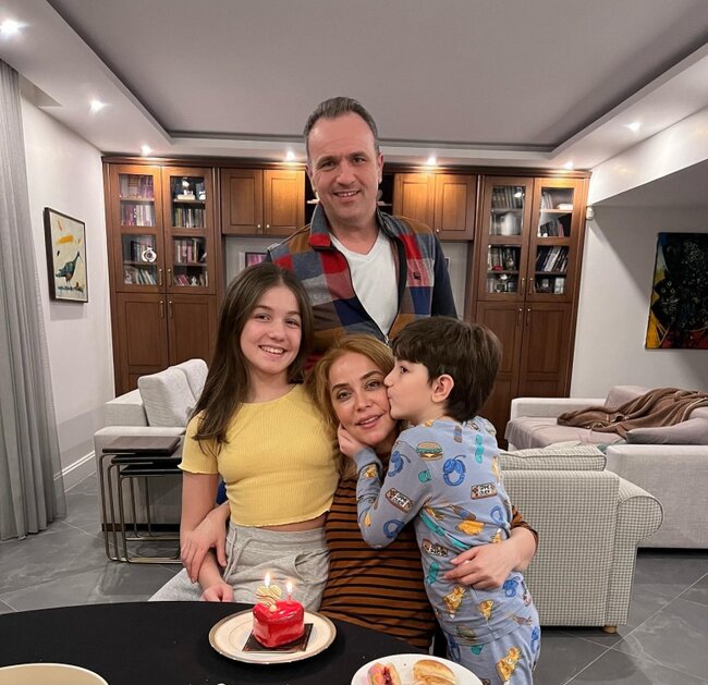 Ailəsi ilə keçirdiyi ad günündən fotoları bölüşdü