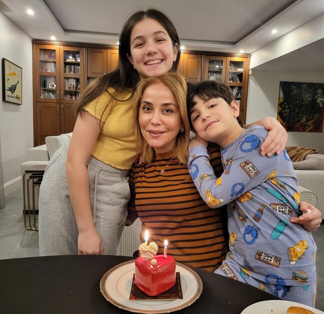 Ailəsi ilə keçirdiyi ad günündən fotoları bölüşdü