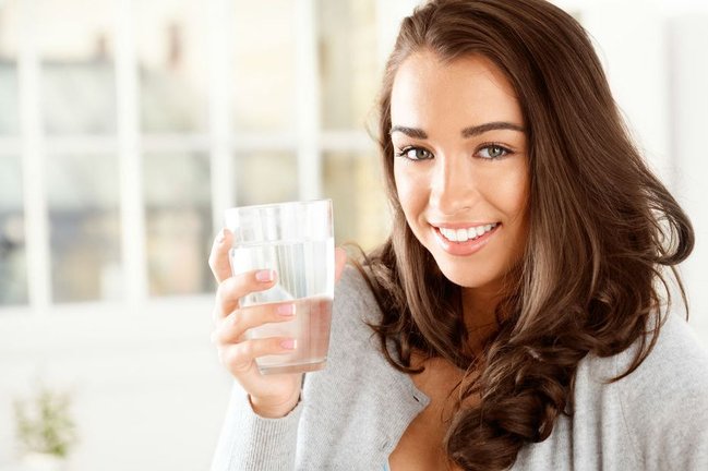 Yeməkdən yarım saat əvvəl sodalı su için - FAYDALARI