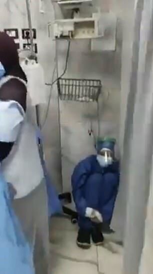 Tibb işçisinin dizini qucaqlayıb çarəsiz vəziyyətə düşdüyü dəhşətli an - FOTO