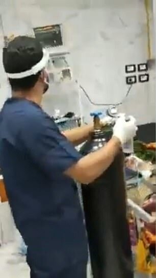 Tibb işçisinin dizini qucaqlayıb çarəsiz vəziyyətə düşdüyü dəhşətli an - FOTO