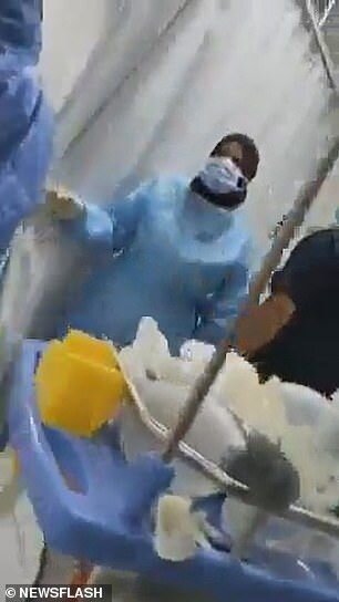 Tibb işçisinin dizini qucaqlayıb çarəsiz vəziyyətə düşdüyü dəhşətli an - FOTO