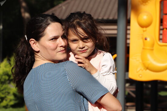 Anası ilə sübh tezdən işə gedən balaca qızdan ÜZÜCÜ XƏBƏR - FOTO