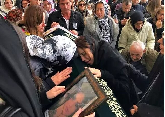 Tanınmış müğənninin bacısı xərçəngdən vəfat etdi - FOTO