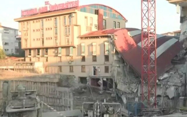 İstanbulda universitet binası çökdü - Video
