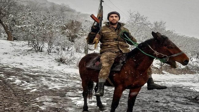 Laçında "at oynadan" "Sumqayıt uşağı" - FOTO