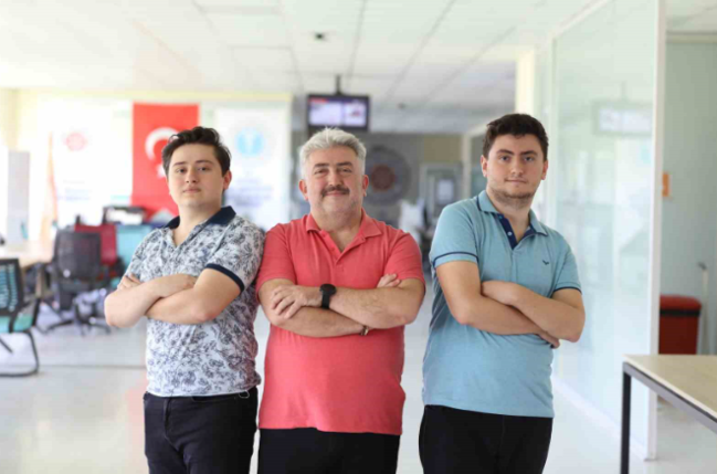 49 yaşlı ata oğlanları ilə tələbə yoldaşı oldu