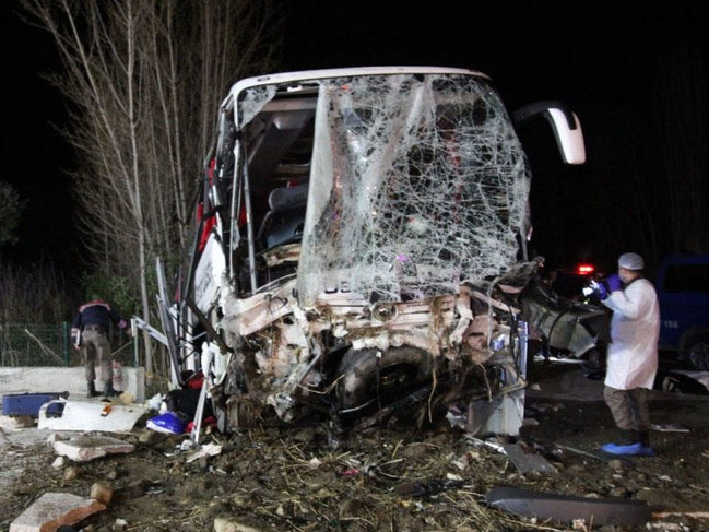 Avtobus dərəyə aşdı: 2 nəfər öldü, 33 nəfər yaralı