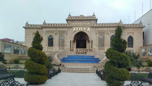 Üç dost Bakının məşhur restoranında yeyib-içib qaçdılar