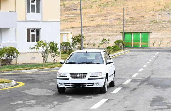 İlham Əliyev əlillərə təqdim olunan avtomobili sürdü - VİDEO