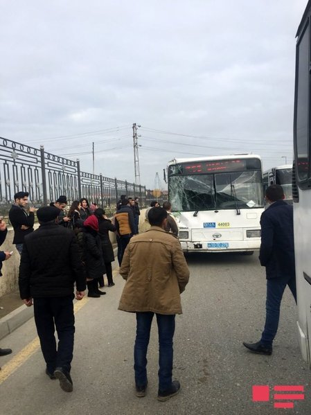 Bakıda sərnişin avtobusu qəza törətdi
