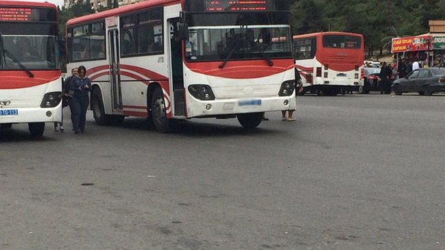 Bakıda bu avtobusun sürücüsü sərnişinlərdən ödəniş tələb edir – Video
