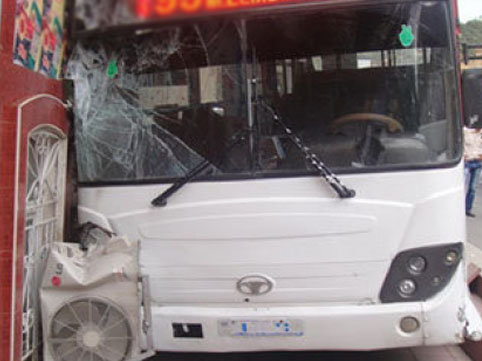 Bakıda avtobus iki minik maşınını vurdu - FOTO