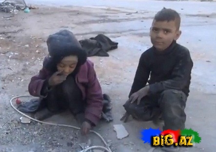 Uşaqlar yerdən çörək qırıntıları yığıb yeyir - VIDEO