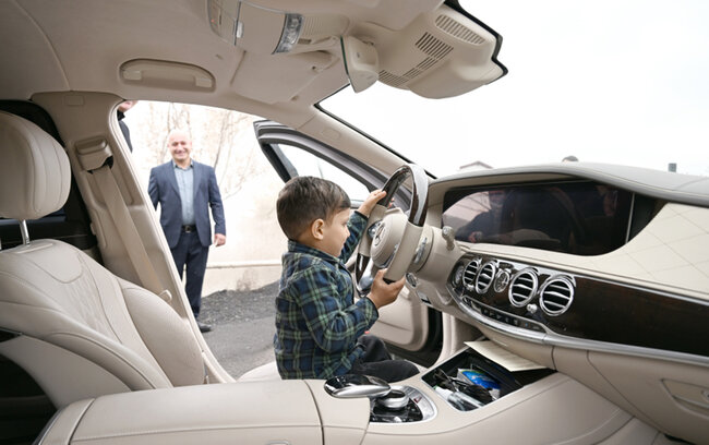 Prezident balaca Ayazın ailəsinə "Kamaz" hədiyyə etdi - Video