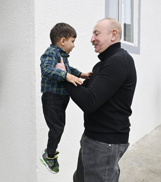 Prezident balaca Ayazın ailəsinə "Kamaz" hədiyyə etdi - Video