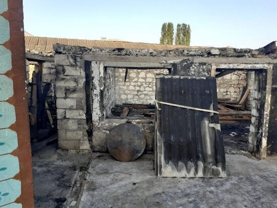 Bu kənddə QƏRİBƏ HADİSƏ: tövlələri yandırıb... — FOTO/VİDEO