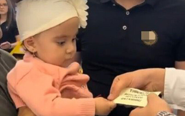 Azyaşlı uduş müsabiqəsində soyuducu qazandı, gündəm oldu - Video