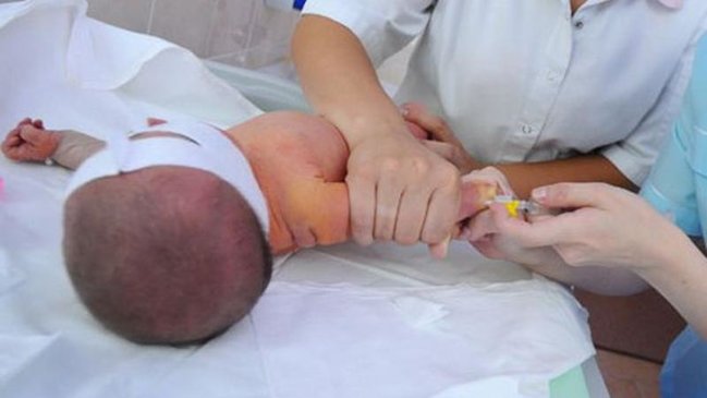 Yeni doğulmuş uşaq bu hərəkəti ilə HƏR KƏSİ HEYRƏTƏ GƏTİRDİ - İnanılmaz VİDEO