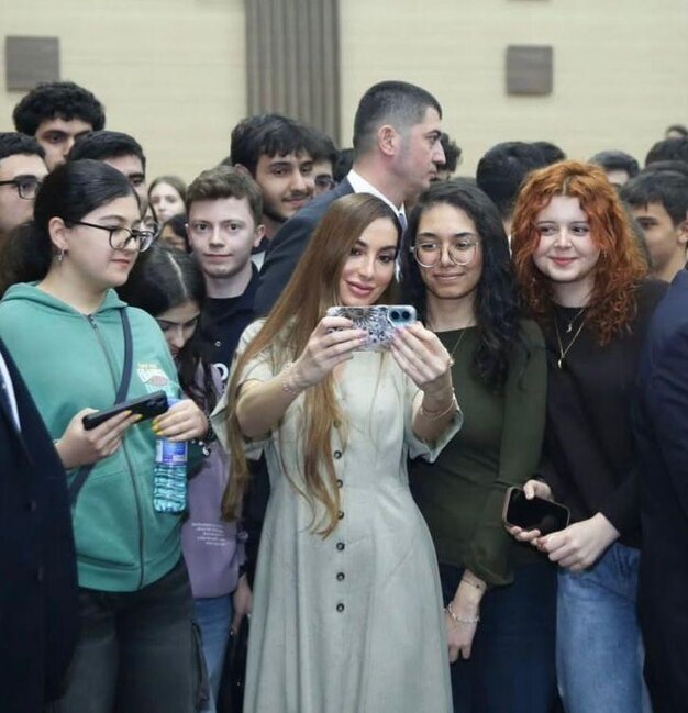 Arzu Əliyeva Bakı Ali Neft Məktəbində - Fotolar