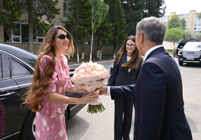 Mehriban Əliyeva qızları ilə açılışda - Fotolar - Yenilənib