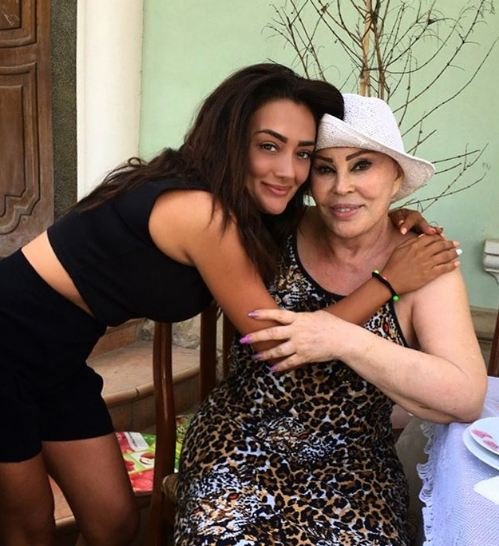 77 yaşlı Amaliya Pənahova bağında - FOTO